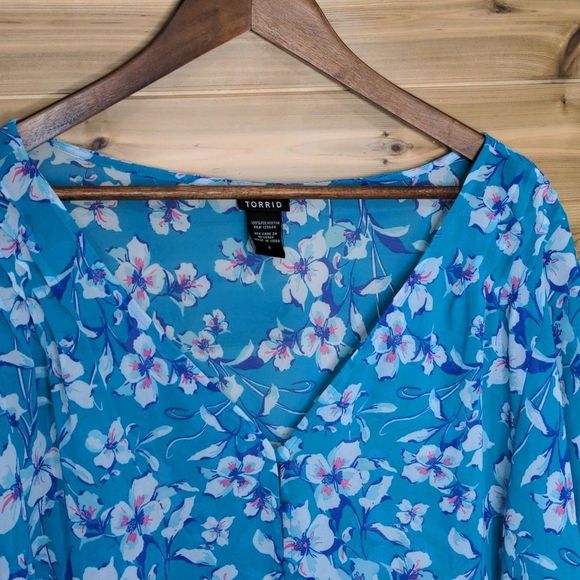 Torrid Floral Chiffon Short Sleeve Top in Aqua Blue size 2 - Picture 3 of 11